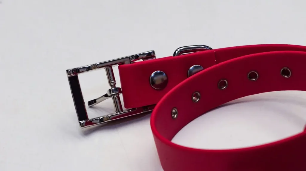 Collar para perro de caza hecho con biothane rojo y hebilla metálica