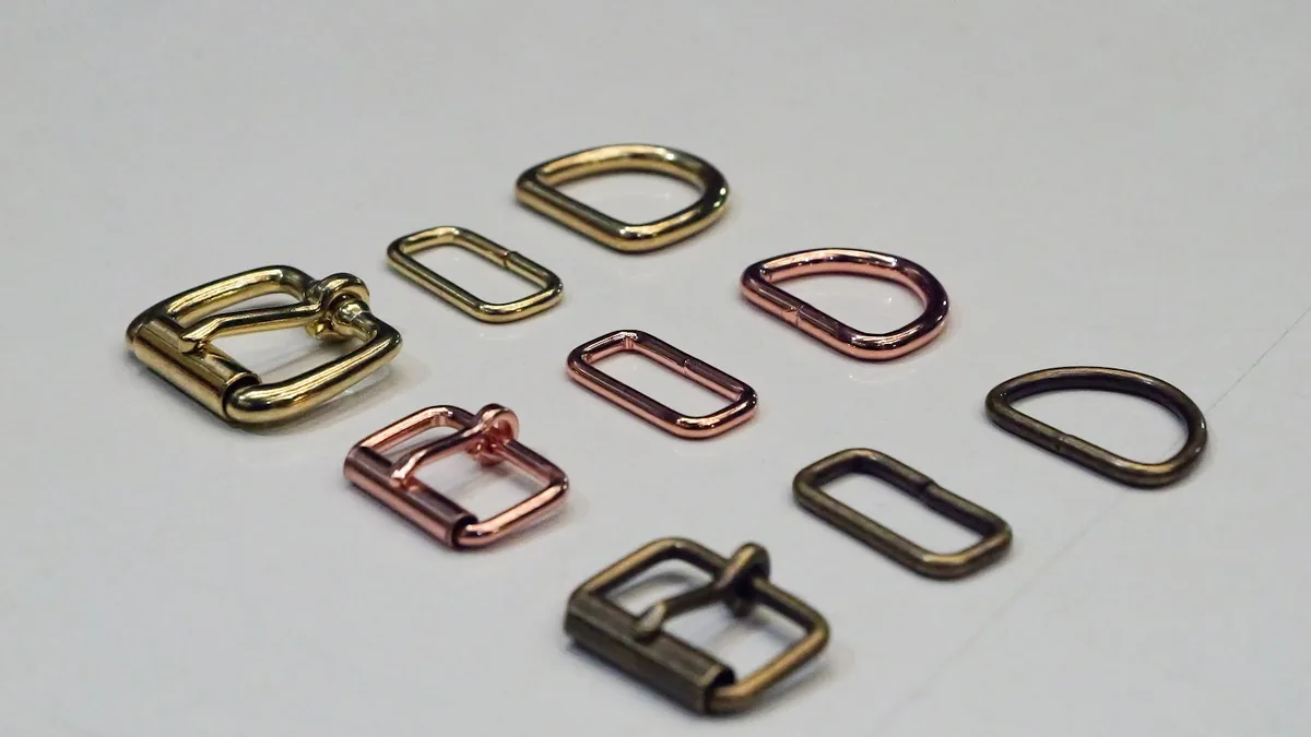 Hebillas para collares de perros y anillas en D de distintos acabados